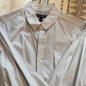 Men's Soft Wash Tailored Slim Fit Blue Dot Banana Republic Shirt in Size Medium